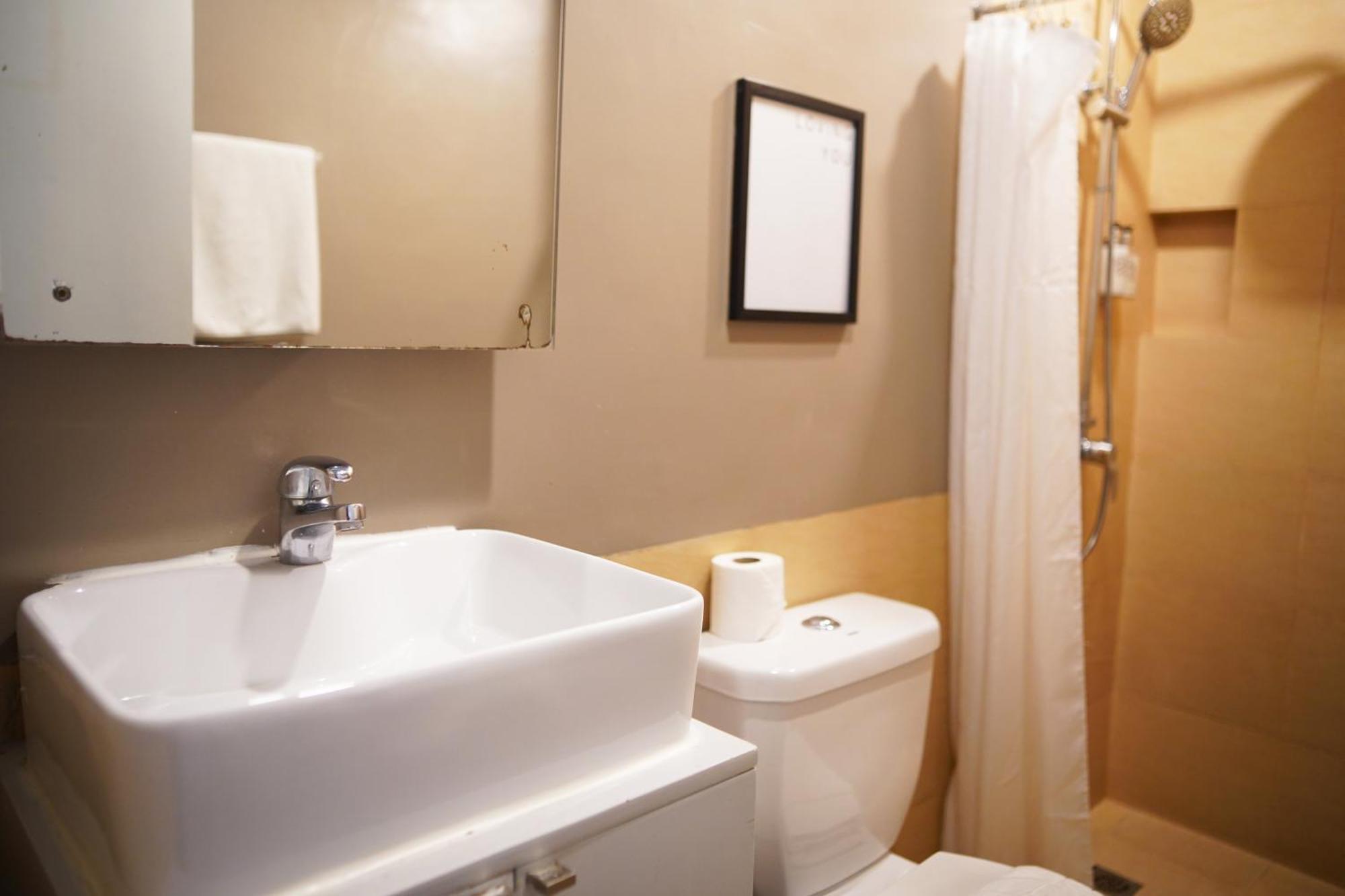 Abraham Manila - Located In Central Makati (Adults Only) Makati City Quarto foto